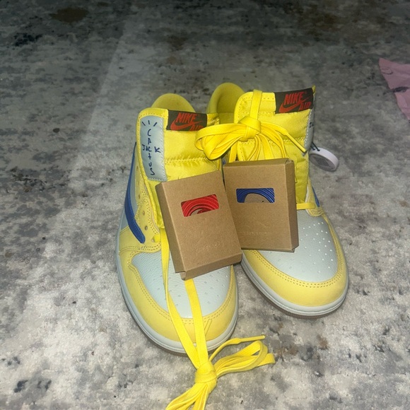 Travis Scott canary Jordan 1 low men’s size 10 woman’s 11.5 main image 8